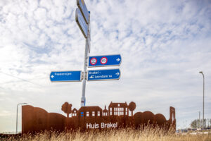 Cortenstaal kunstwerk op rotonde bij Brakel